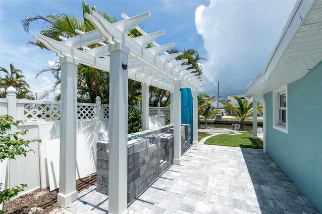 Building Photo - 1265 Holiday Dr