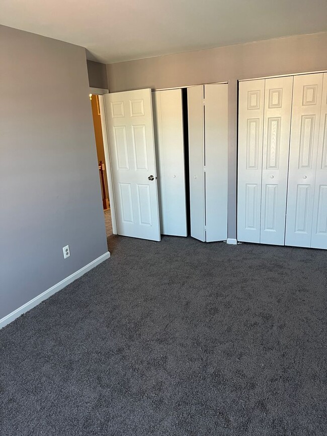 Building Photo - 3 bedroom, 2.5 bathroom townhouse in the q...