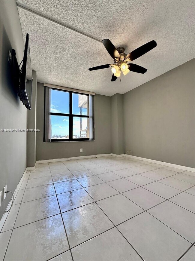Building Photo - 2500 Parkview Dr