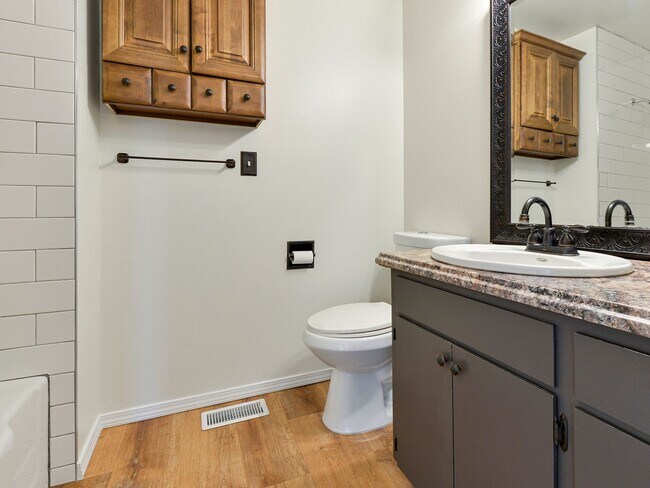 Building Photo - Renton House - 3 Bed/1.5 Bath - Close to Boeing and Renton Landing - Includes Landscaping