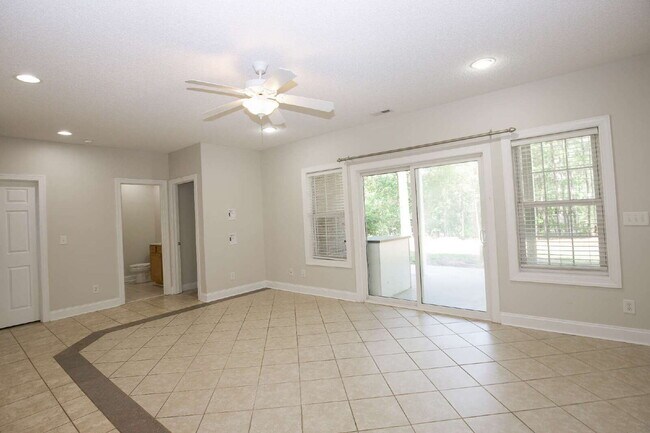 Building Photo - "Spacious 3-Bedroom Retreat with 3200 Sq Ft of Comfort in Seven Lakes!"