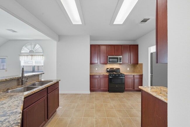 Building Photo - 14730 Fir Knoll Way