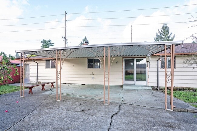 Building Photo - Spacious 4-Bedroom Home with Large Yard, Covered Patio & Garage in Lakewood