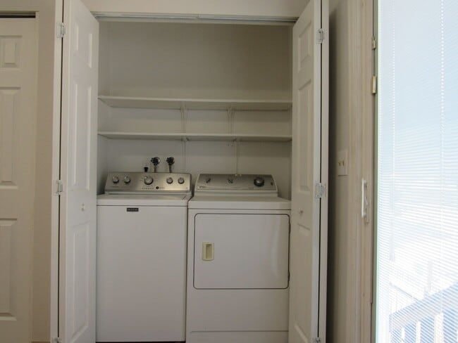Building Photo - Remodeled Huge 4 Bedroom Townhome