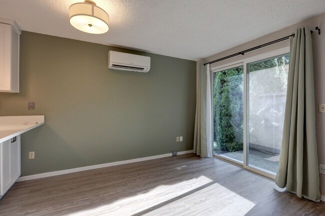 Building Photo - Large 2bd, 1.75ba Condo Available in Perfect Bellevue Location!