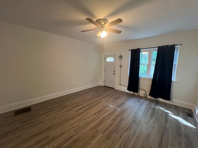 Building Photo - Spacious Updated 4BED/3BATH In Southside -...