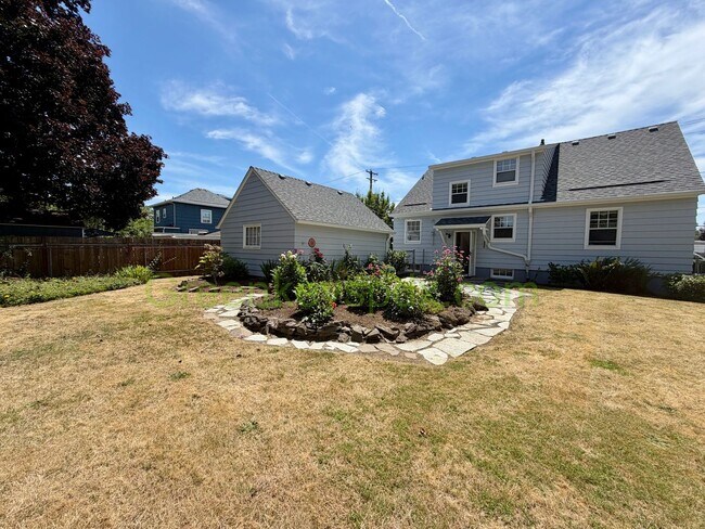 Building Photo - Lovely 3-Bedroom, 2-Bathroom House with Detached Garage in North Portland