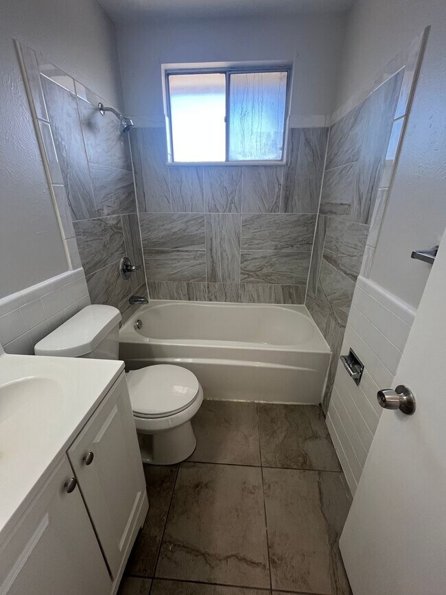 Building Photo - Updated 2-Bedroom Upper Unit – Lakewood