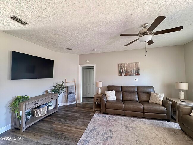 Building Photo - 801 W 17th St