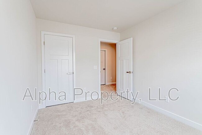 Building Photo - 127 Roseridge Dr