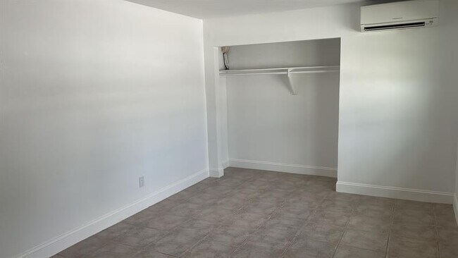 Building Photo - 1140 SW 30th St