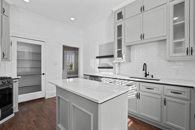 Building Photo - 313 14th St