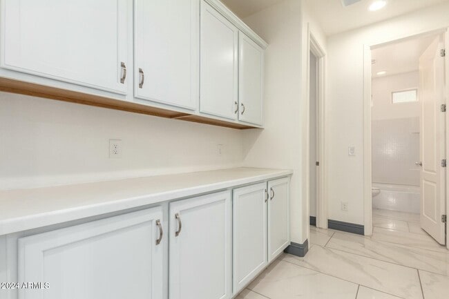 Building Photo - 9567 W Robin Ln