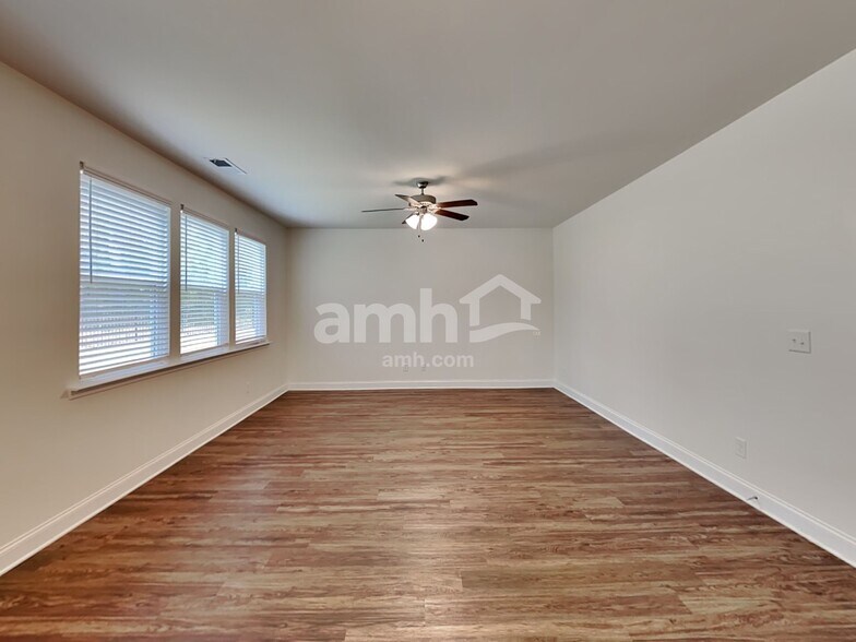 Building Photo - 200 Lake Vista Dr