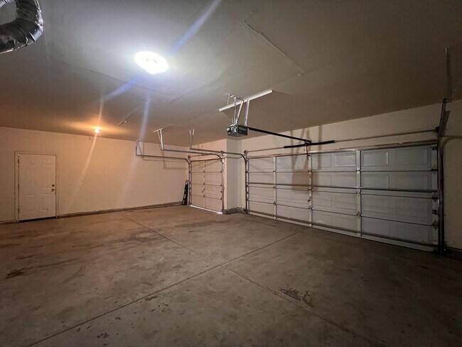 Building Photo - Cute 3 bedroom home Located in Donner Trails