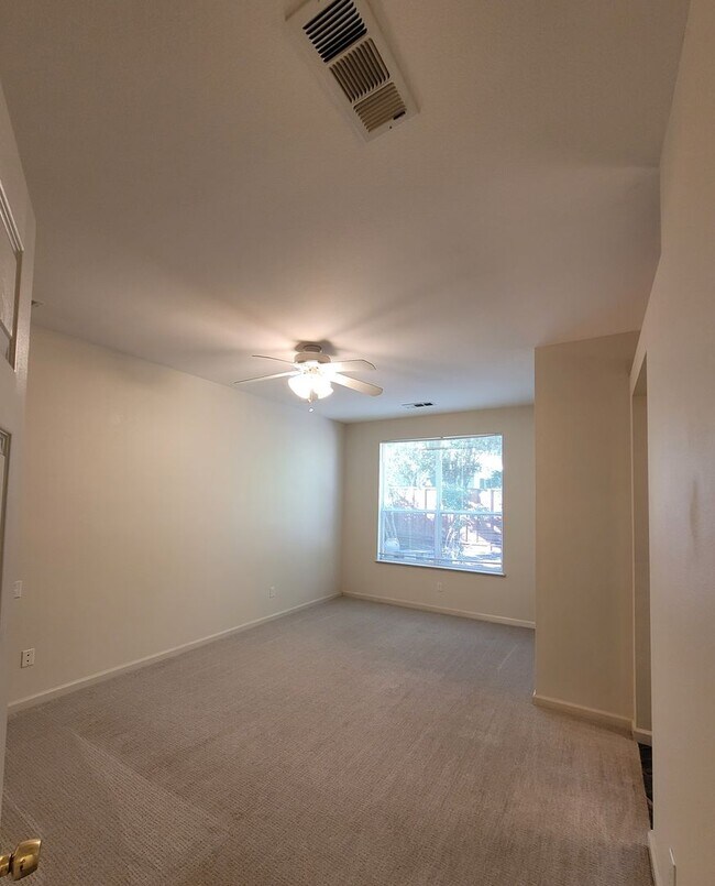 Building Photo - 1095 Crescent Dr