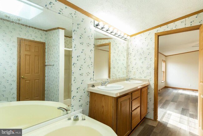 Building Photo - 202 N Teal Rd