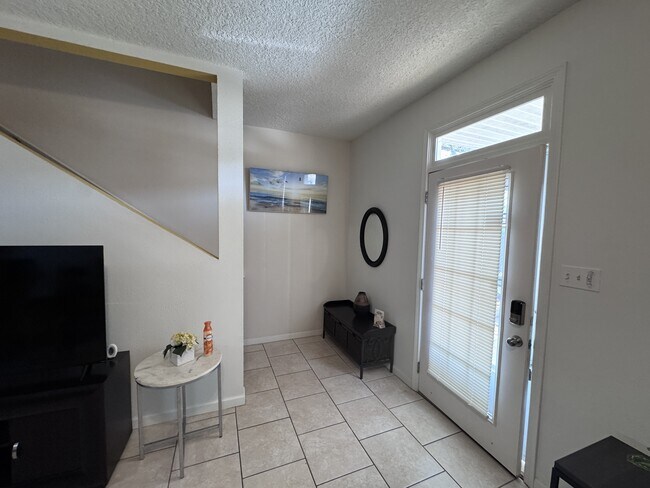 Building Photo - 1100 Century Oaks Dr