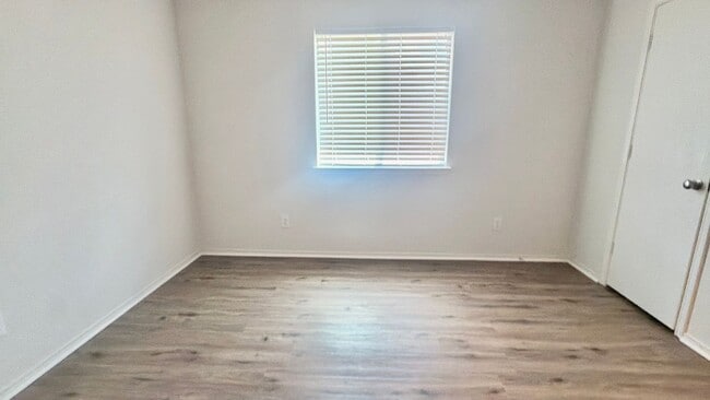 Building Photo - Updated and ready for occupancy