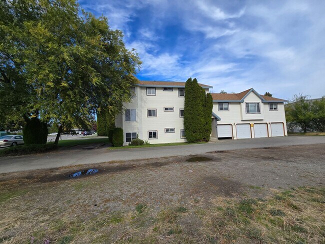 Building Photo - 810 N Siony