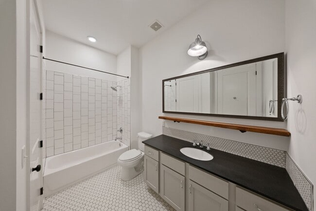 Building Photo - 2 Bedroom Condo Near LSU in a gated community