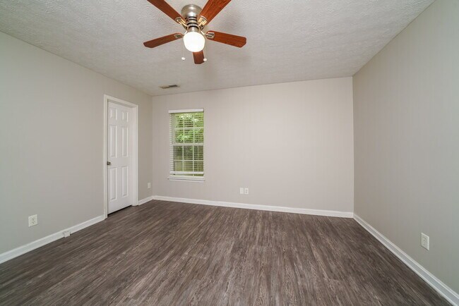 Building Photo - 11111 Meadow Chase Ct