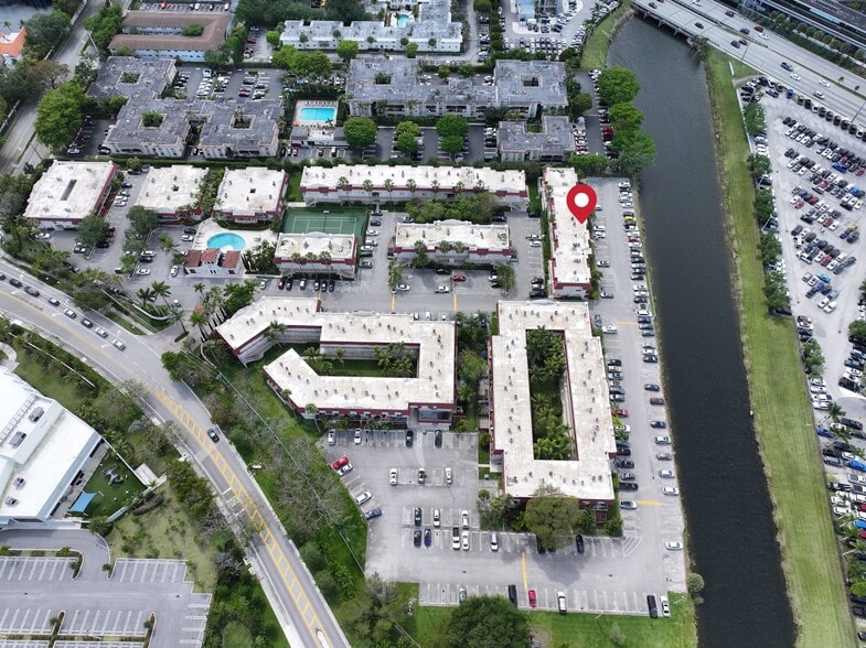 Building Photo - 6707 N Kendall Dr