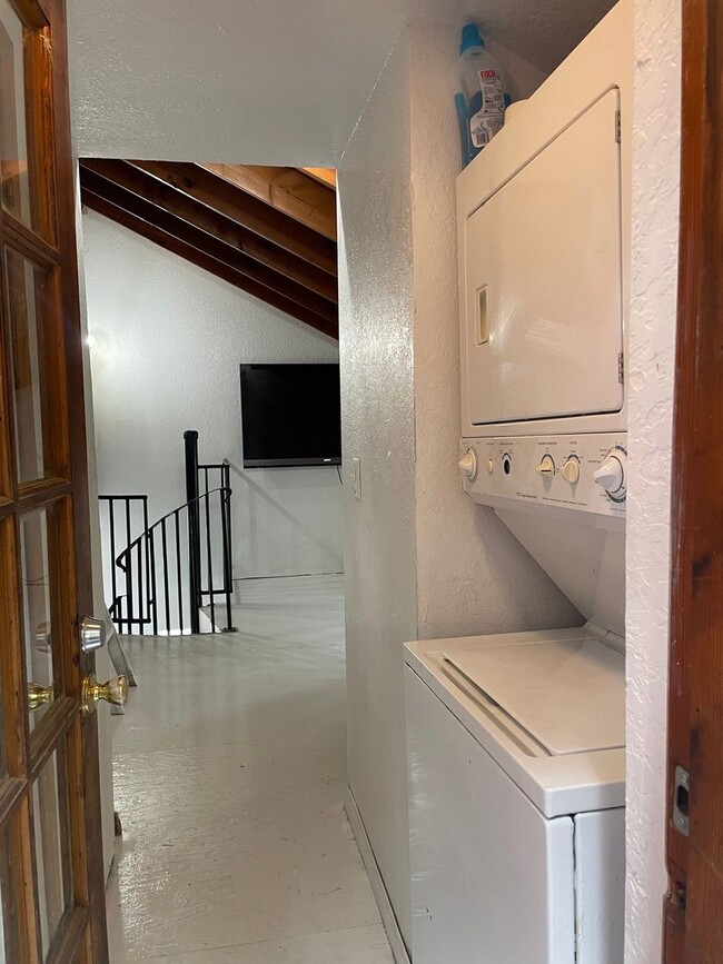 Building Photo - Adorable cottage!