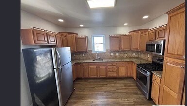 Building Photo - Spacious 3-Bedroom Apartment with Parking Limited-Time Offer!