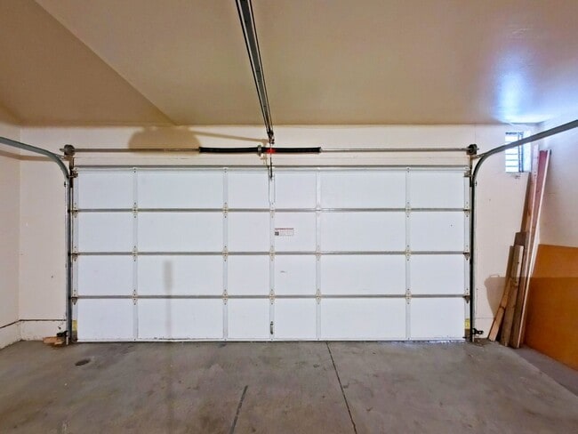 Building Photo - Lakeview Townhouse - 2 Bed / 1 ½ Bath