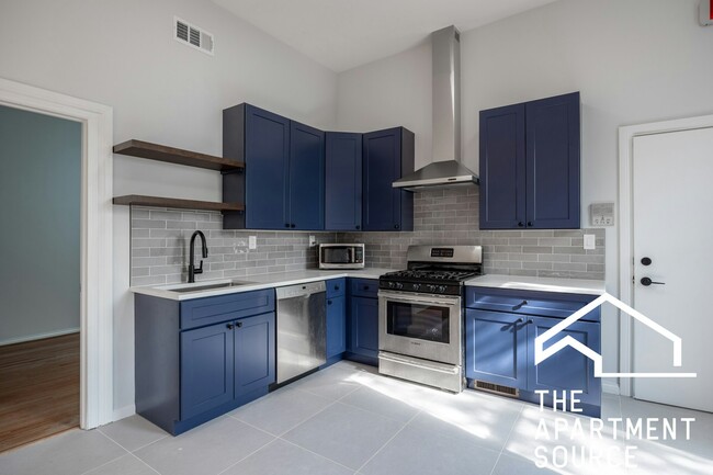 Building Photo - 648 N Damen Ave
