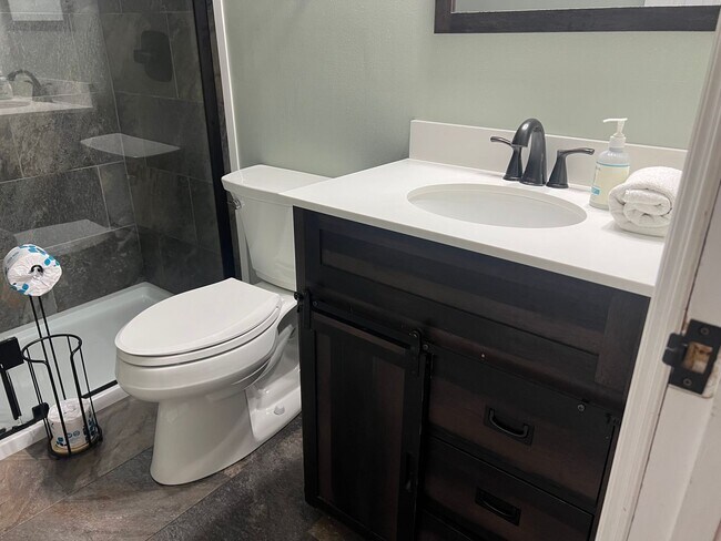 Building Photo - Furnished Updated Condo on HHI - Walk to the Beach!