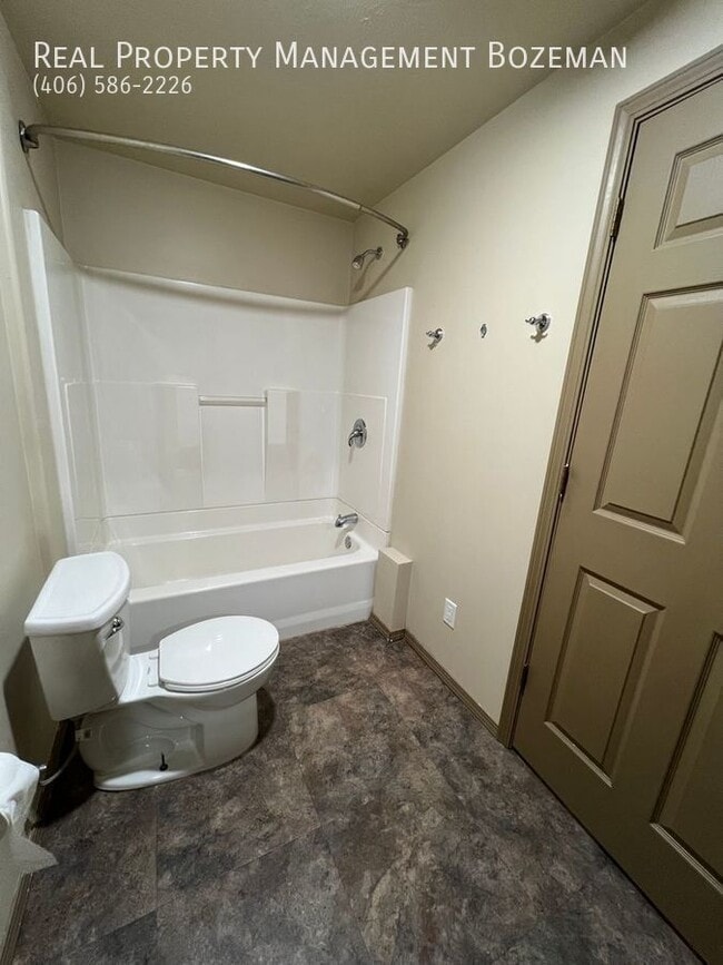 Building Photo - 452 Woodman Dr