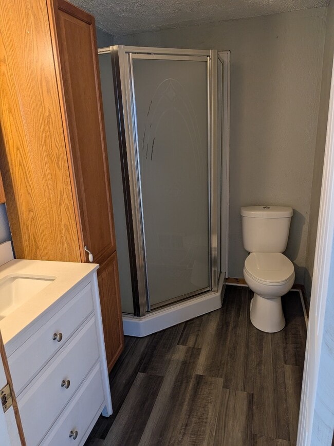 Building Photo - 3 Bedroom 1.5 Bathroom with garage