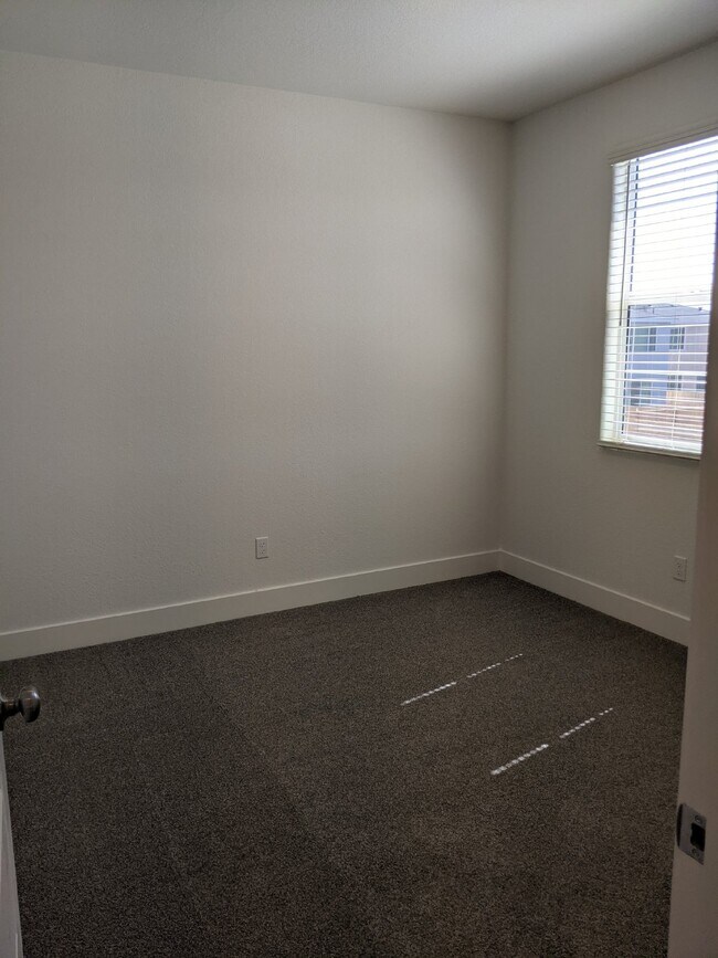 Building Photo - 2473 Pineda Dr