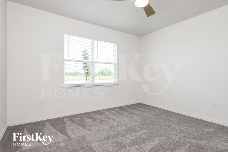 Building Photo - 1622 Isleta Lp