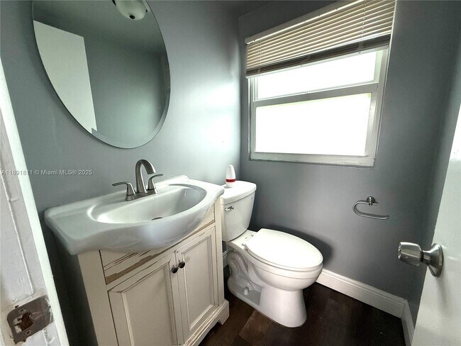 Building Photo - 11305 NE 13th Ave