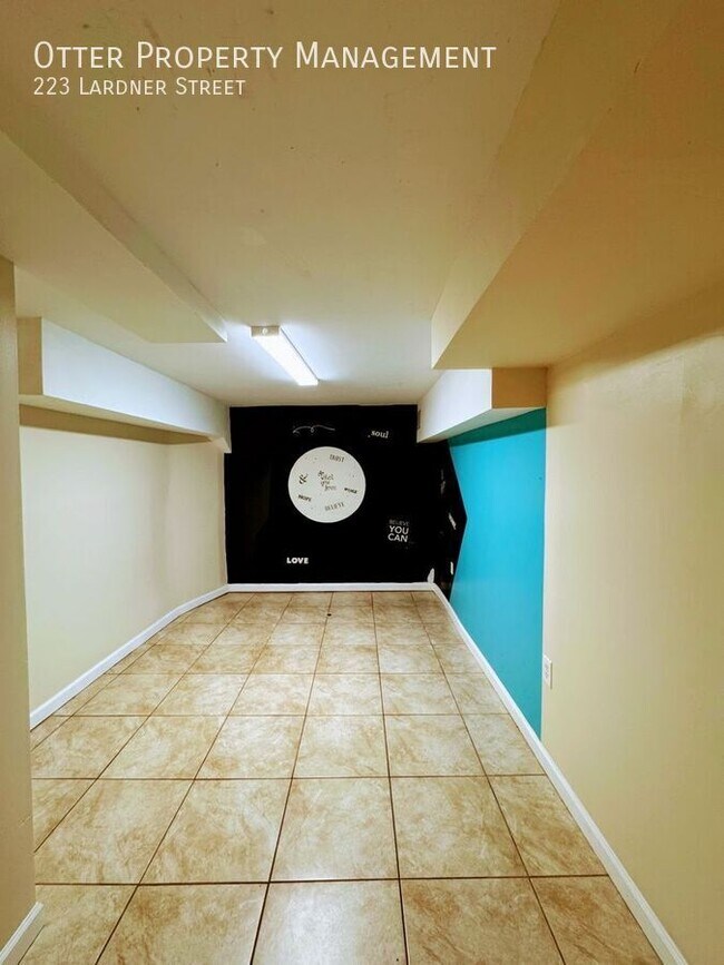 Building Photo - 223 Lardner St