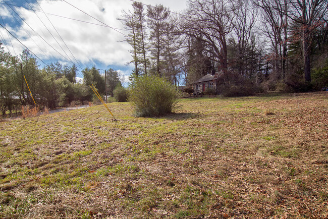 Building Photo - Updated Stone Cottage in East Asheville!