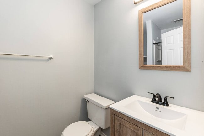 Building Photo - 3 Bedroom Townhouse Near Downtown Durham