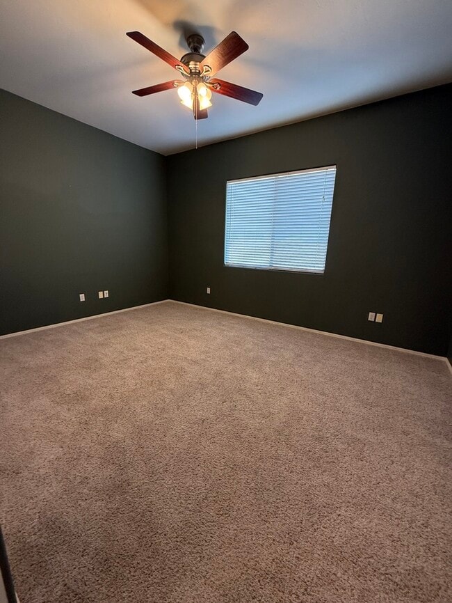 Building Photo - House For Rent