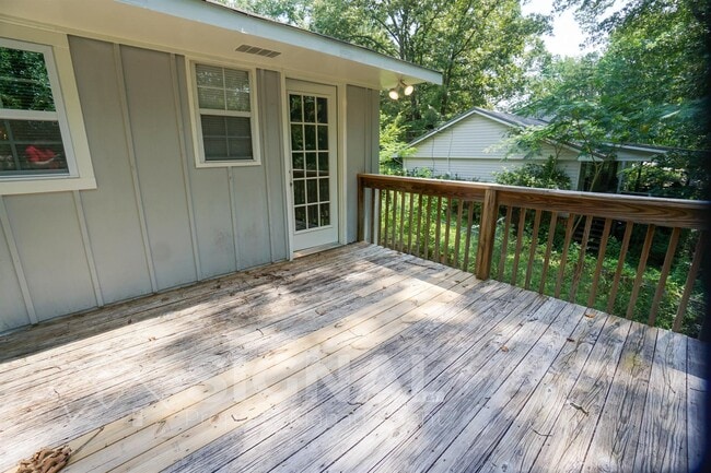 Building Photo - 105 Silverleaf Dr