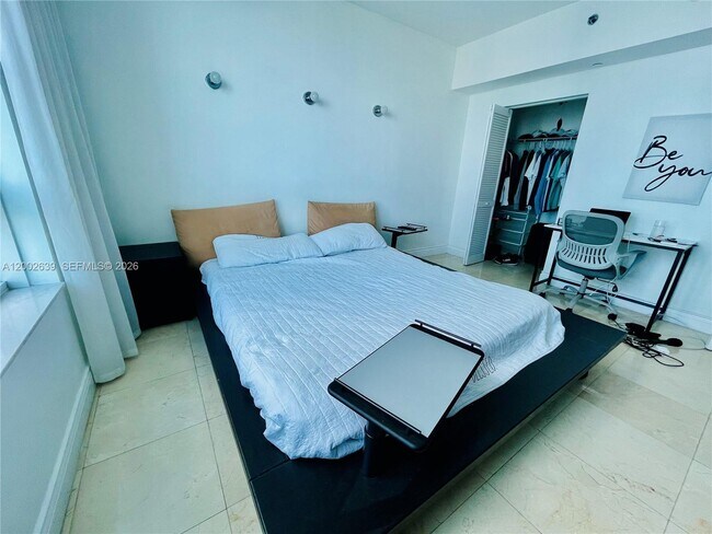 Building Photo - 950 Brickell Bay Dr