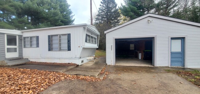 Building Photo - 1 Bedroom Mobile Home on 1 acre lot close ...