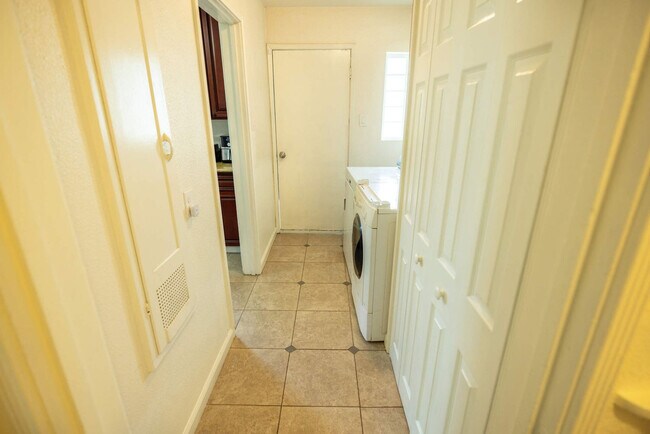 Building Photo - 240 E Hedding St