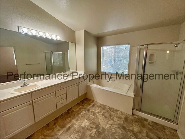 Building Photo - Stunning 4 Bed/3 Bath Condo in Silver Cree...