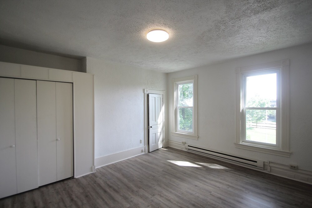 Building Photo - 429 Kelly Ave