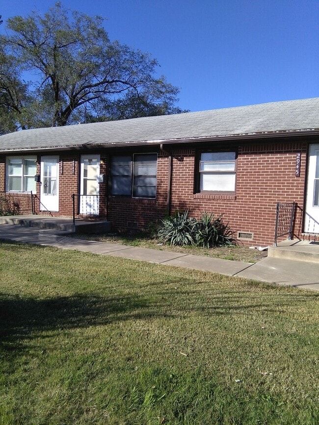 Building Photo - South City Hydraulic Units