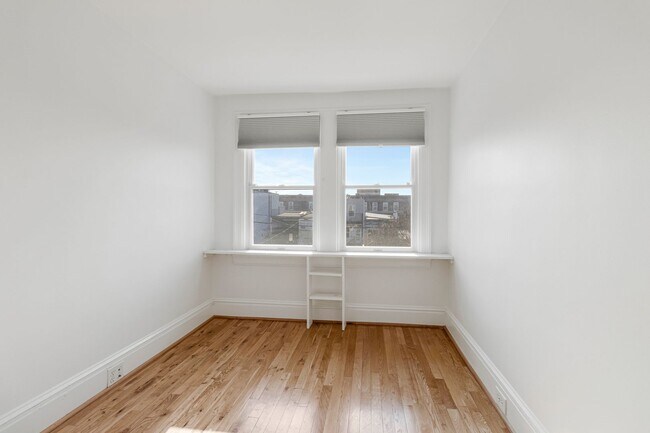 Building Photo - Big and Comfy Townhouse