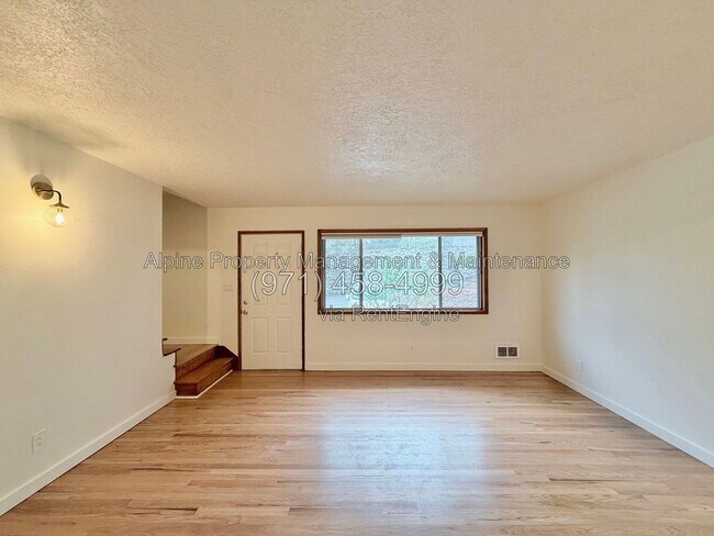 Building Photo - 7030 SW Canyon Crest Dr